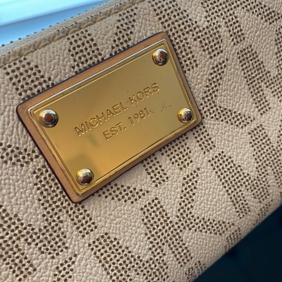 Michael Kors White and Gold Signature Wallet - Picture 4 of 6